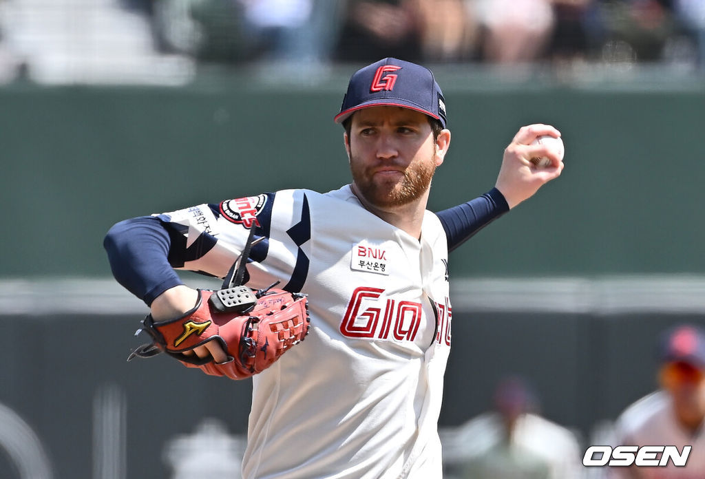 4일 부산 사직야구장에서 2025 신한 SOL 뱅크 KBO 리그 롯데 자이언츠와 NC 다이노스의 경기가 열렸다. 롯데 자이언츠 선발 투수 반즈가 역투하고 있다. 2025.05.04 / foto0307@osen.co.kr