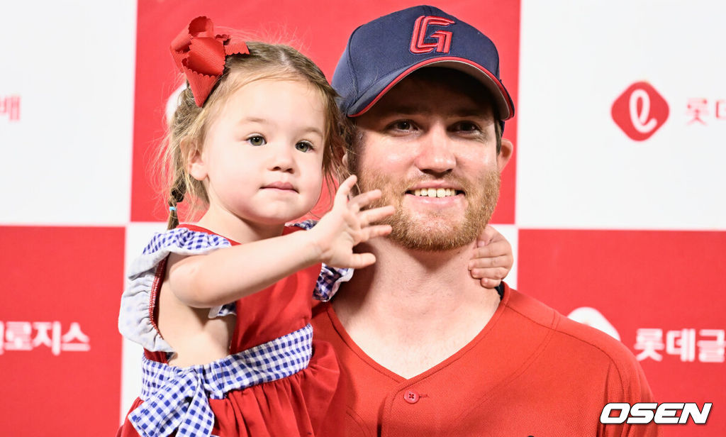 13일 부산 사직구장에서 2023 신한은행 SOL KBO리그 롯데 자이언츠와 KIA 타이거즈의 경기가 열렸다. 롯데 자이언츠 반즈가 KIA 타이거즈에 6-1로 승리한 후 딸 캠벨 반즈과 함께 수훈 선수 인터뷰를 하고 있다. 2023.08.13 / foto0307@osen.co.kr