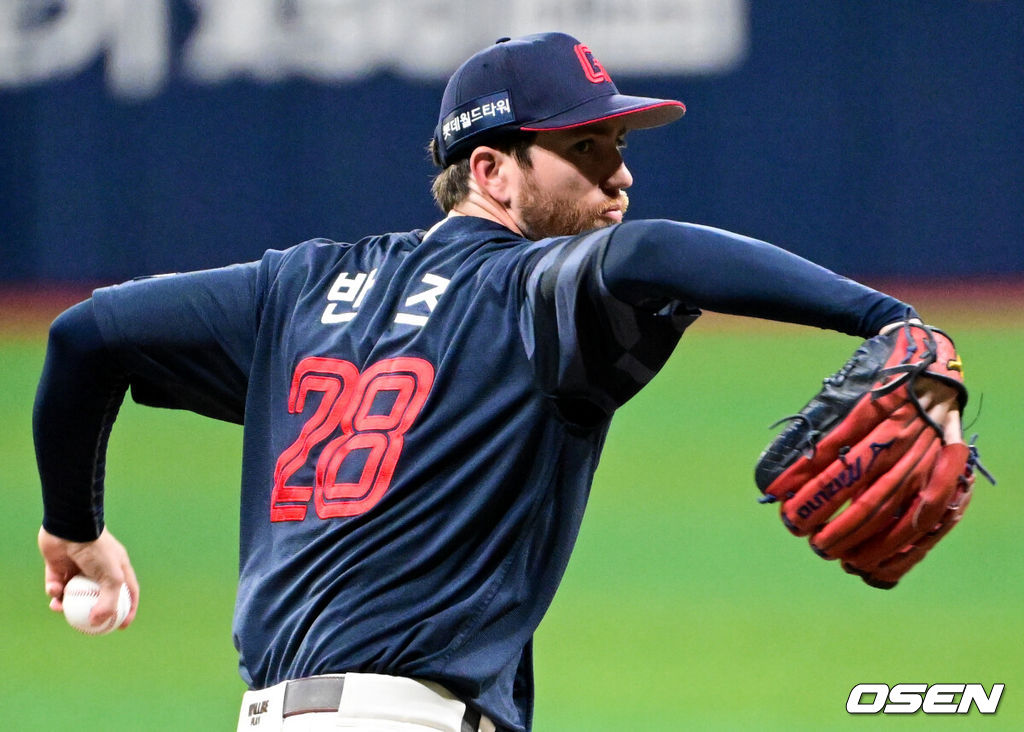 29일 오후 서울 고척스카이돔에서 ‘2025 신한 SOL BANK KBO리그’  키움 히어로즈와 롯데 자이언츠의 경기가 진행됐다.이날 경기에서 키움은 김윤하를, 롯데는 반즈를 선발투수로 내세웠다.1회말 롯데 선발 반즈가 역투를 하고 있다. 2025.04.29 /cej@osen.co.kr