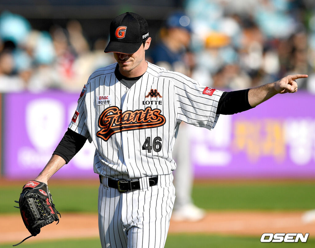 9일 오후 부산 사직야구장에서 '2017 타이어뱅크 KBO리그' 포스트시즌 준플레이오프 2차전 롯데 자이언츠와 NC 다이노스의 경기가 열렸다. 4회초 2사 1루 상황 NC 김성욱의 내야 땅볼 때 롯데 선발 레일리가 2루수 번즈의 수비에 기뻐하며 더그아웃으로 향하고 있다. /dreamer@osen.co.kr