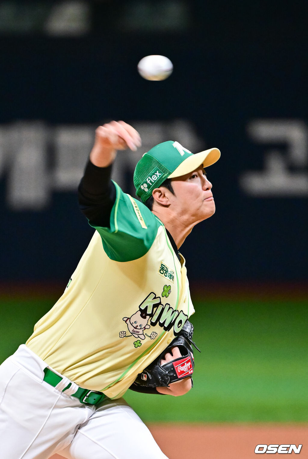 12일 서울 고척스카이돔에서 ‘2026 신한은행 SOL Bank KBO리그’ 키움 히어로즈와 롯데 자이언츠의 경기가 열렸다.이날 키움은 안우진을, 롯데는 박세웅을 선발투수로 내세웠다. 1회초 키움 선발투수 안우진이 역투하고 있다. 2026.04.12 / soul1014@osen.co.kr