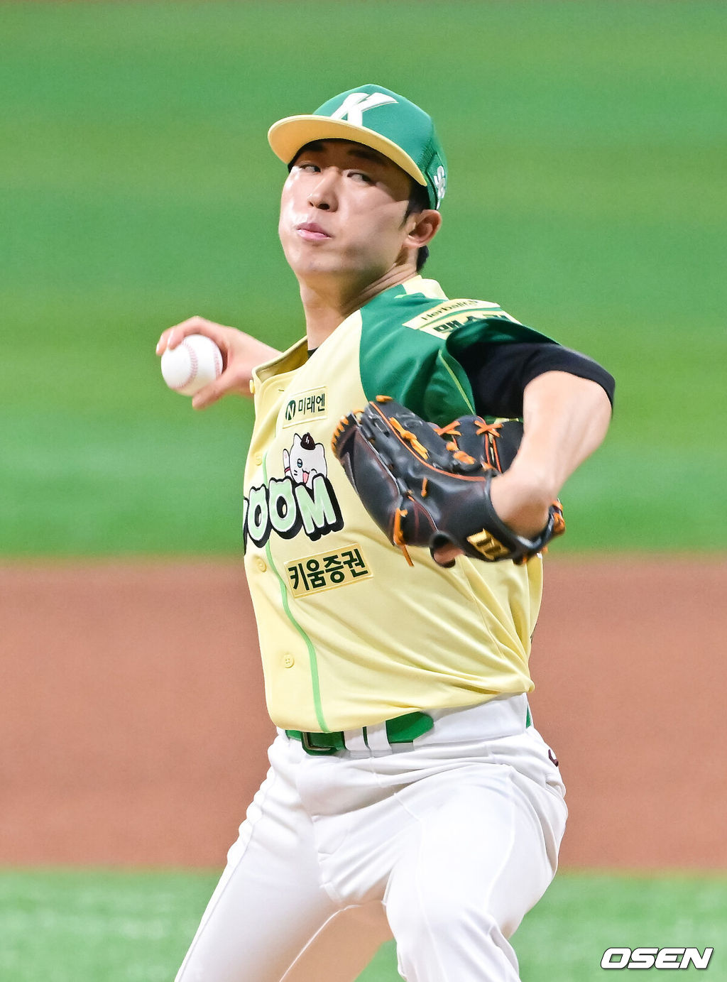 12일 서울 고척스카이돔에서 ‘2026 신한은행 SOL Bank KBO리그’ 키움 히어로즈와 롯데 자이언츠의 경기가 열렸다.이날 키움은 안우진을, 롯데는 박세웅을 선발투수로 내세웠다. 3회초 키움 배동현 투수가 역투하고 있다.  2026.04.12 / soul1014@osen.co.kr