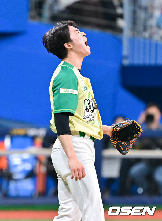 [OSEN=고척, 박준형 기자] 12일 서울 고척스카이돔에서 ‘2026 신한은행 SOL Bank KBO리그’ 키움 히어로즈와 롯데 자이언츠의 경기가 열렸다.이날 키움은 안우진을, 롯데는 박세웅을 선발투수로 내세웠다.&nbsp;7회초 이닝종료후 키움 배동현 투수가 환호하고 있다.   2026.04.12 / soul1014@osen.co.kr