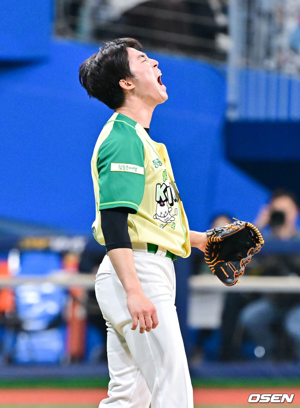 12일 서울 고척스카이돔에서 ‘2026 신한은행 SOL Bank KBO리그’ 키움 히어로즈와 롯데 자이언츠의 경기가 열렸다.이날 키움은 안우진을, 롯데는 박세웅을 선발투수로 내세웠다. 7회초 이닝종료후 키움 배동현 투수가 환호하고 있다.   2026.04.12 / soul1014@osen.co.kr