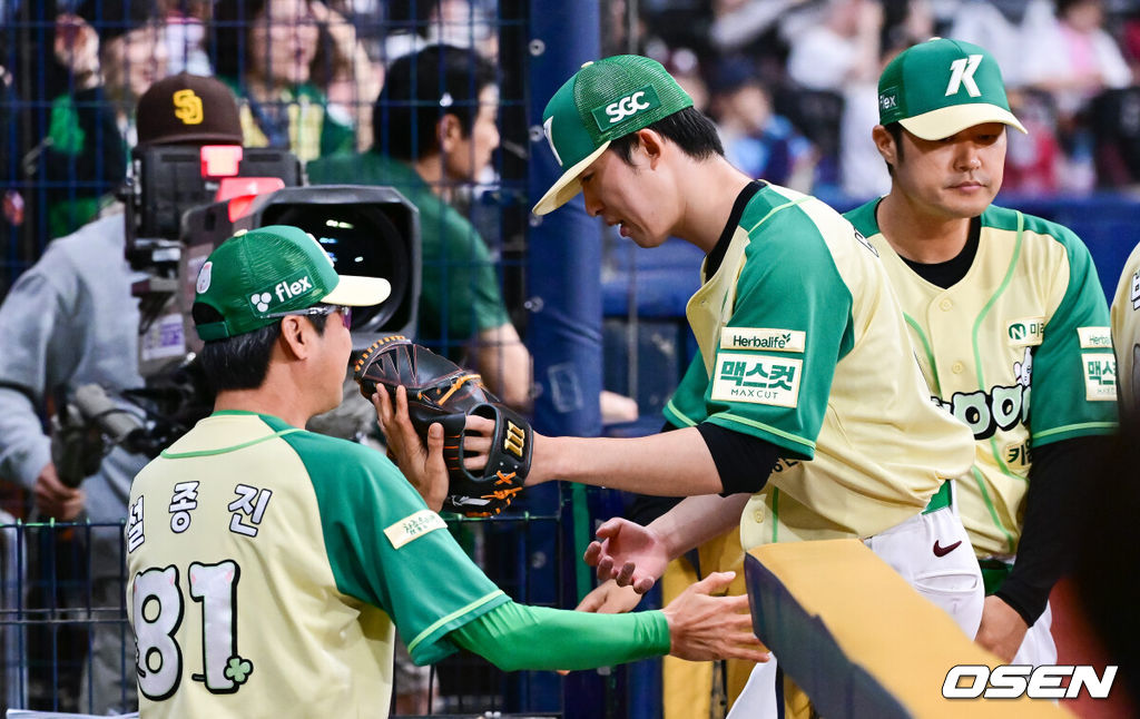 12일 서울 고척스카이돔에서 ‘2026 신한은행 SOL Bank KBO리그’ 키움 히어로즈와 롯데 자이언츠의 경기가 열렸다.이날 키움은 안우진을, 롯데는 박세웅을 선발투수로 내세웠다. 6회초 이닝종료후 키움 배동현 투수가 설종진 감독과 하이파이브를 하고 있다.    2026.04.12 / soul1014@osen.co.kr