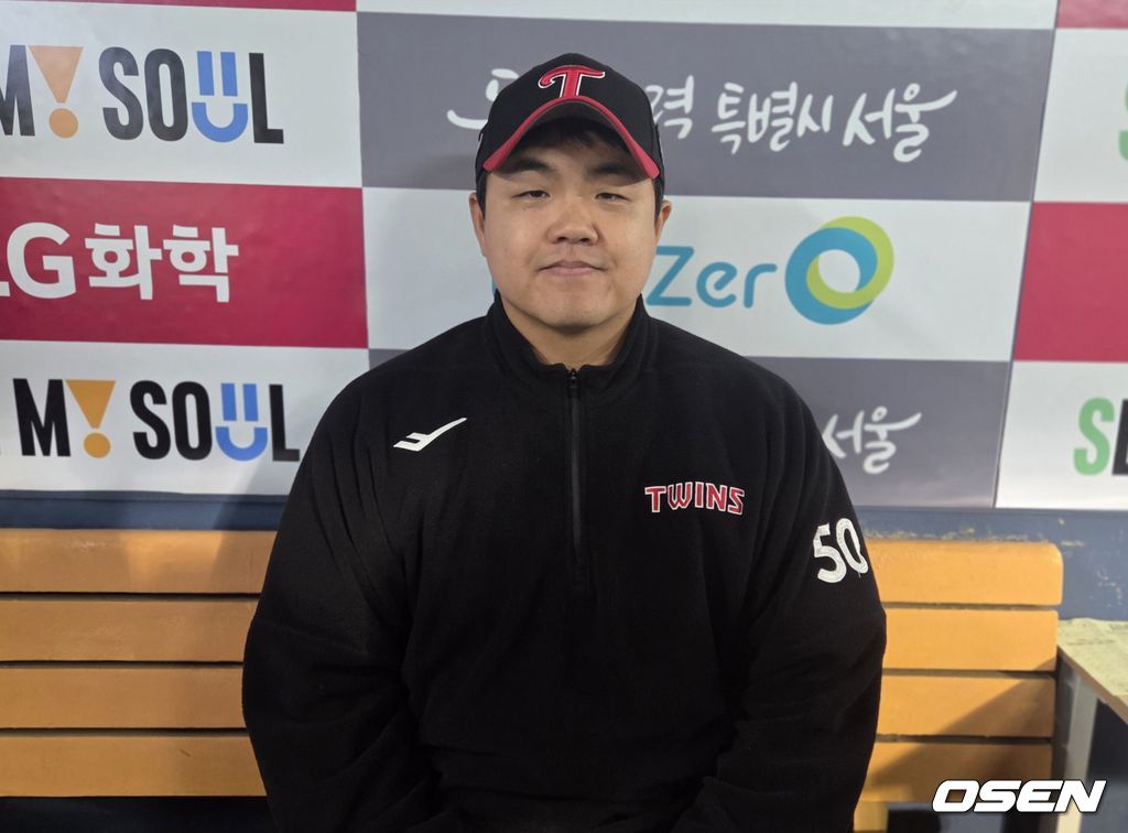 프로야구 LG 트윈스 투수 장현식은 11일 잠실구장에서 열린 SSG 랜더스와 경기에서 8회 등판해 1이닝 무실점으로 막고 구원승을 기록했다. 이날 개인 통산 500번째 출장 기록도 달성한 장현식이 경기 후 취재진과 인터뷰를 하고 있다. /orange@osen.co.kr