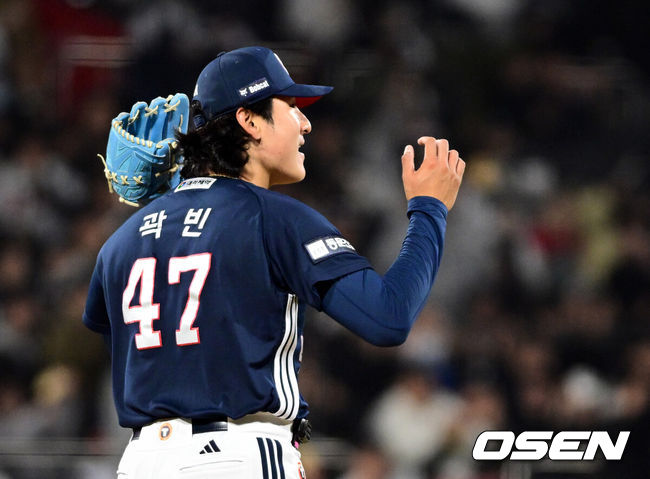 [OSEN=수원, 조은정 기자]10일 경기도 수원 KT위즈파크에서 2026 신한 SOL KBO리그 KT 위즈와 두산 베어스의 경기가 열렸다.이날 KT는 사우어, 두산은 곽빈을 선발투수로 내세웠다.4회말 2사 1,2루에서 두산 곽빈이 KT 오윤석의 잘 맞은 타구에 유격수 박찬호가 좋은 수비를 펼치자 기뻐하고 있다. 2026.04.10 /cej@osen.co.kr