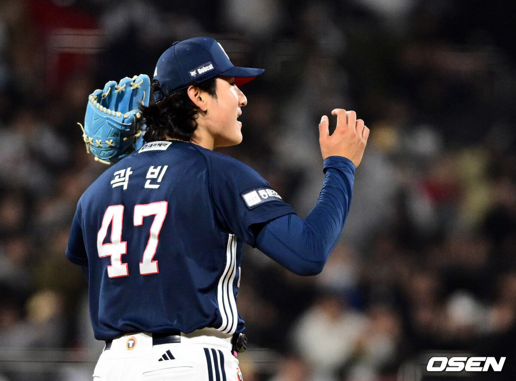 10일 경기도 수원 KT위즈파크에서 2026 신한 SOL KBO리그 KT 위즈와 두산 베어스의 경기가 열렸다.이날 KT는 사우어, 두산은 곽빈을 선발투수로 내세웠다.4회말 2사 1,2루에서 두산 곽빈이 KT 오윤석의 잘 맞은 타구에 유격수 박찬호가 좋은 수비를 펼치자 기뻐하고 있다. 2026.04.10 /cej@osen.co.kr