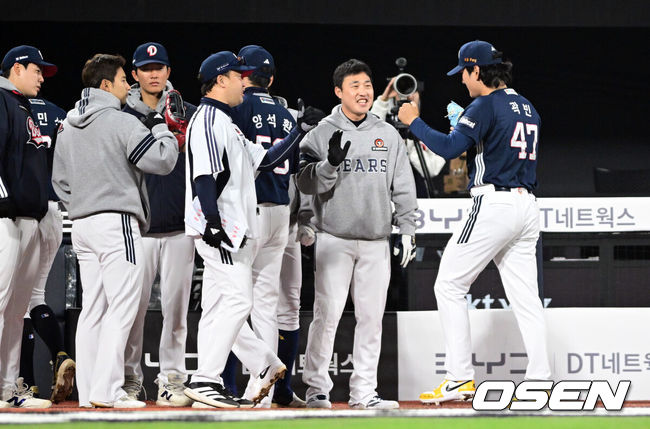 [OSEN=수원, 조은정 기자]10일 경기도 수원 KT위즈파크에서 2026 신한 SOL KBO리그 KT 위즈와 두산 베어스의 경기가 열렸다.이날 KT는 사우어, 두산은 곽빈을 선발투수로 내세웠다.6회말 무실점으로 이닝을 마친 두산 곽빈이 더그아웃으로 향하고 있다. 2026.04.10 /cej@osen.co.kr