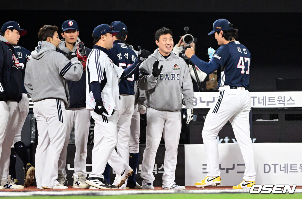 10일 경기도 수원 KT위즈파크에서 2026 신한 SOL KBO리그 KT 위즈와 두산 베어스의 경기가 열렸다.이날 KT는 사우어, 두산은 곽빈을 선발투수로 내세웠다.6회말 무실점으로 이닝을 마친 두산 곽빈이 더그아웃으로 향하고 있다. 2026.04.10 /cej@osen.co.kr
