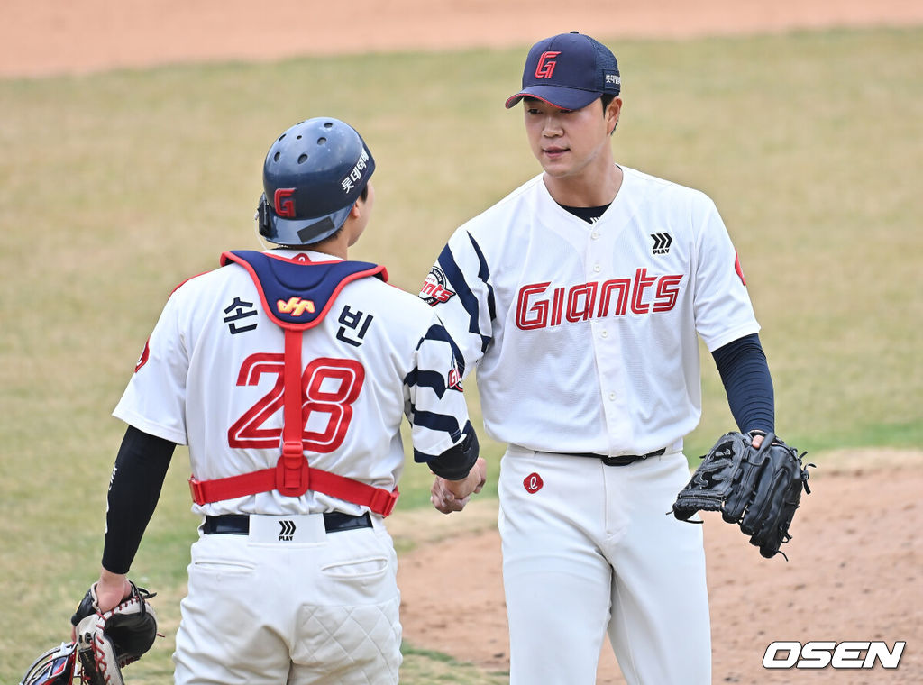 15일 부산 사직야구장에서 2026 신한 SOL KBO 리그 롯데 자이언츠와 LG 트윈스의 시범경기가 열렸다. 홈팀 롯데는 비슬리가, 방문팀 LG는 이민호가 선발 출전했다.롯데 자이언츠 윤성빈이 7-4로 역전승한 후 손성빈과 기쁨을 나누고 있다. 2026.03.15 / foto0307@osen.co.kr