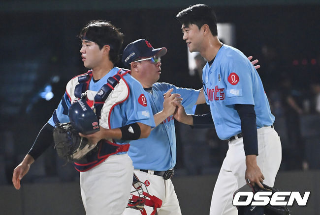 [OSEN=부산, 이석우 기자] 31일 부산 사직야구장에서 2025 신한 SOL 뱅크 KBO 리그 롯데 자이언츠와 NC 다이노스의 경기가 열렸다. 홈팀 롯데는 데이비슨이, 방문팀 NC는 김녹원이 선발 출전했다.롯데 자이언츠 김태형 감독이 NC 다이노스에 11-5로 승리한 후 손성빈, 윤성빈과 기쁨을 나누고 있다. 2025.07.31 / foto0307@osen.co.kr