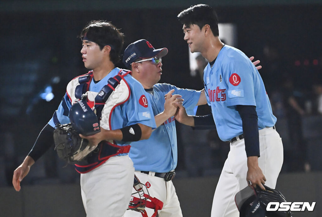 31일 부산 사직야구장에서 2025 신한 SOL 뱅크 KBO 리그 롯데 자이언츠와 NC 다이노스의 경기가 열렸다. 홈팀 롯데는 데이비슨이, 방문팀 NC는 김녹원이 선발 출전했다.롯데 자이언츠 김태형 감독이 NC 다이노스에 11-5로 승리한 후 손성빈, 윤성빈과 기쁨을 나누고 있다. 2025.07.31 / foto0307@osen.co.kr