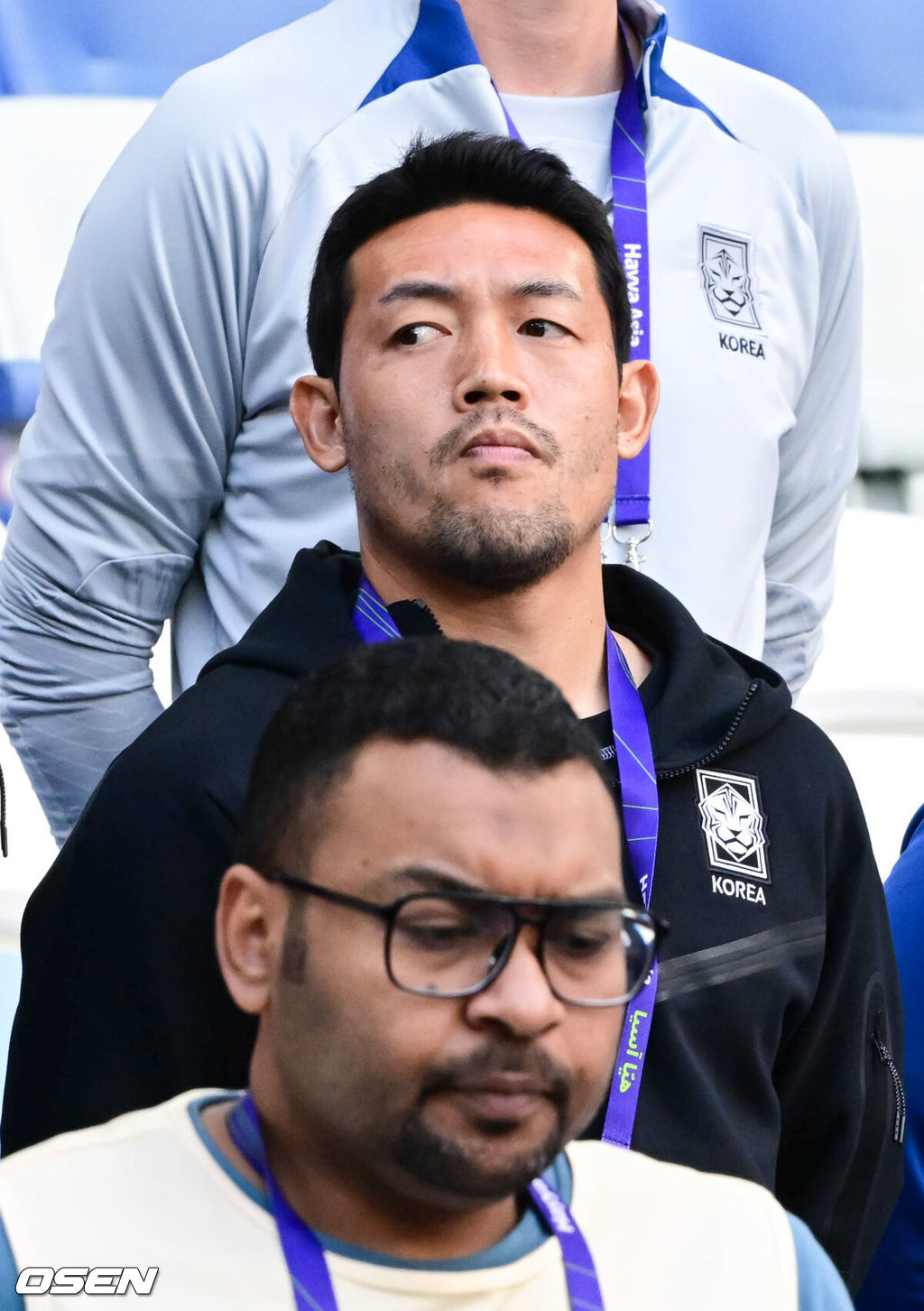 25일(현지시간) 오후 카타르 알 와크라에 위치한 알 자누브 스타디움에서 2023 아시아축구연맹(AFC) 아시안컵 E조 조별리그 최종전 대한민국과 말레이시아의 경기가 열렸다.경기 앞서 부상으로 결장하는 이기제가 관중석에서 경기를 관전하고 있다. 2024.01.25 / jpnews.osen.co.kr