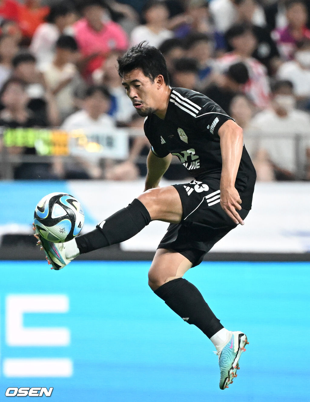 팀 K리그가 이순민의 극장골에 힘입어 '스페인 거함' 아틀레티코를 무너뜨렸다.팀 K리그는 27일 오후 8시 서울월드컵경기장에서 열린 쿠팡플레이 시리즈 친선경기 맞대결에서 아틀레티코 마드리드를 3-2로 제압했다. 이로써 팀 K리그는 역사상 처음으로 한국을 찾은 아틀레티코에 패배의 쓴맛을 선물했다.전반 팀 K리그 이기제가 공을 잡고 있다. 2023.07.27 /sunday@osen.co.kr