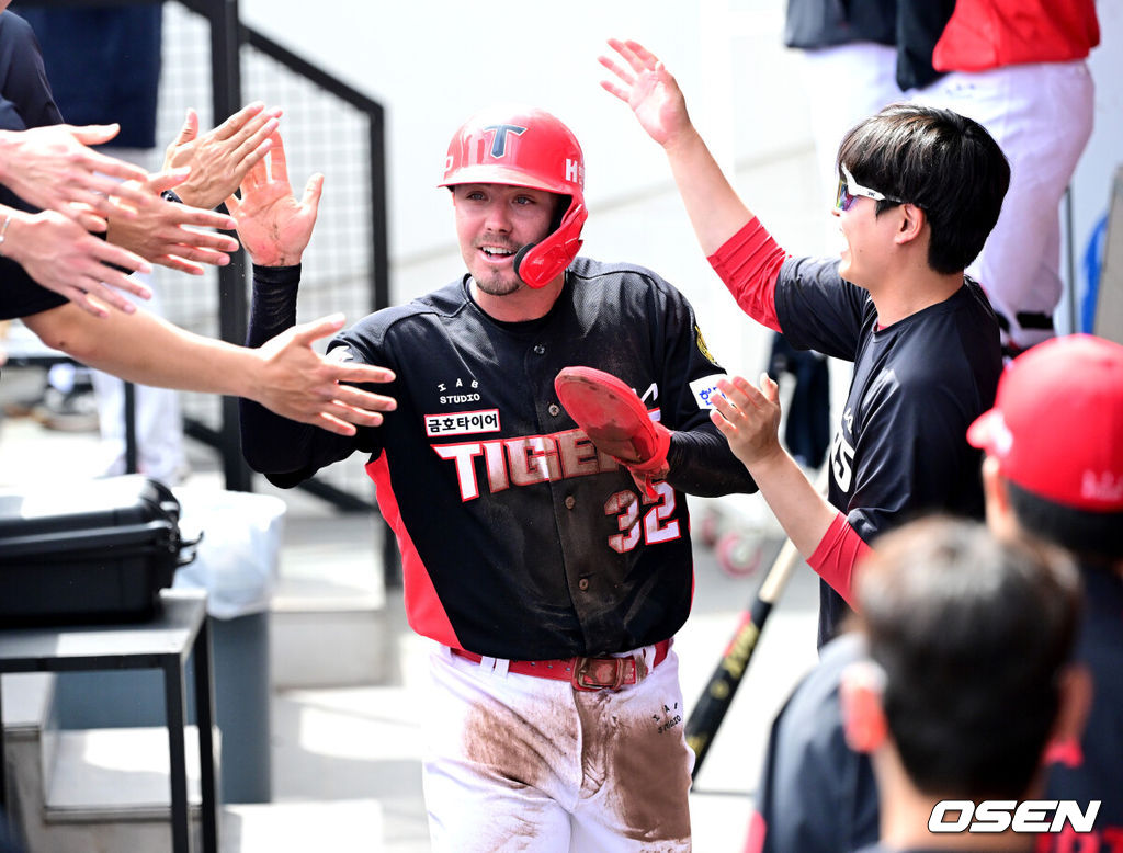 12일 대전 한화생명볼파크에서 ‘2026 신한 SOL KBO리그’ 한화 이글스와 KIA 타이거즈의 경기가 열렸다.홈팀 한화는 잭 쿠싱, 방문팀 KIA는 애덤 올러를 선발로 내세웠다. 1회초 2사 2루 상황 KIA 김도영의 선제 1타점 2루타 때 홈을 밟은 주자 제리드 데일이 더그아웃 동료들과 기뻐하고 있다. 2026.04.12 / dreamer@osen.co.kr