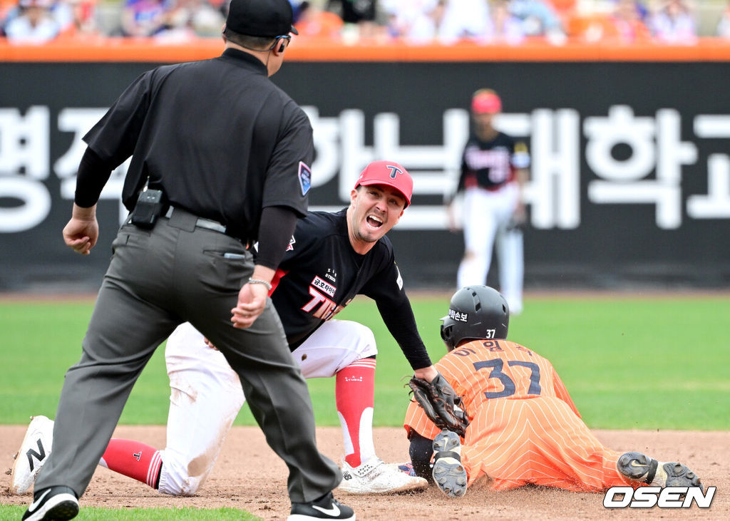 12일 대전 한화생명볼파크에서 ‘2026 신한 SOL KBO리그’ 한화 이글스와 KIA 타이거즈의 경기가 열렸다.홈팀 한화는 잭 쿠싱, 방문팀 KIA는 애덤 올러를 선발로 내세웠다. 7회말 1사 2루 상황 한화 페라자의 삼진 때 2루로 뛴 주자 이원석이 KIA 유격수 제리드 데일의 태그에 걸려 아웃되고 있다. 2026.04.12 / dreamer@osen.co.kr