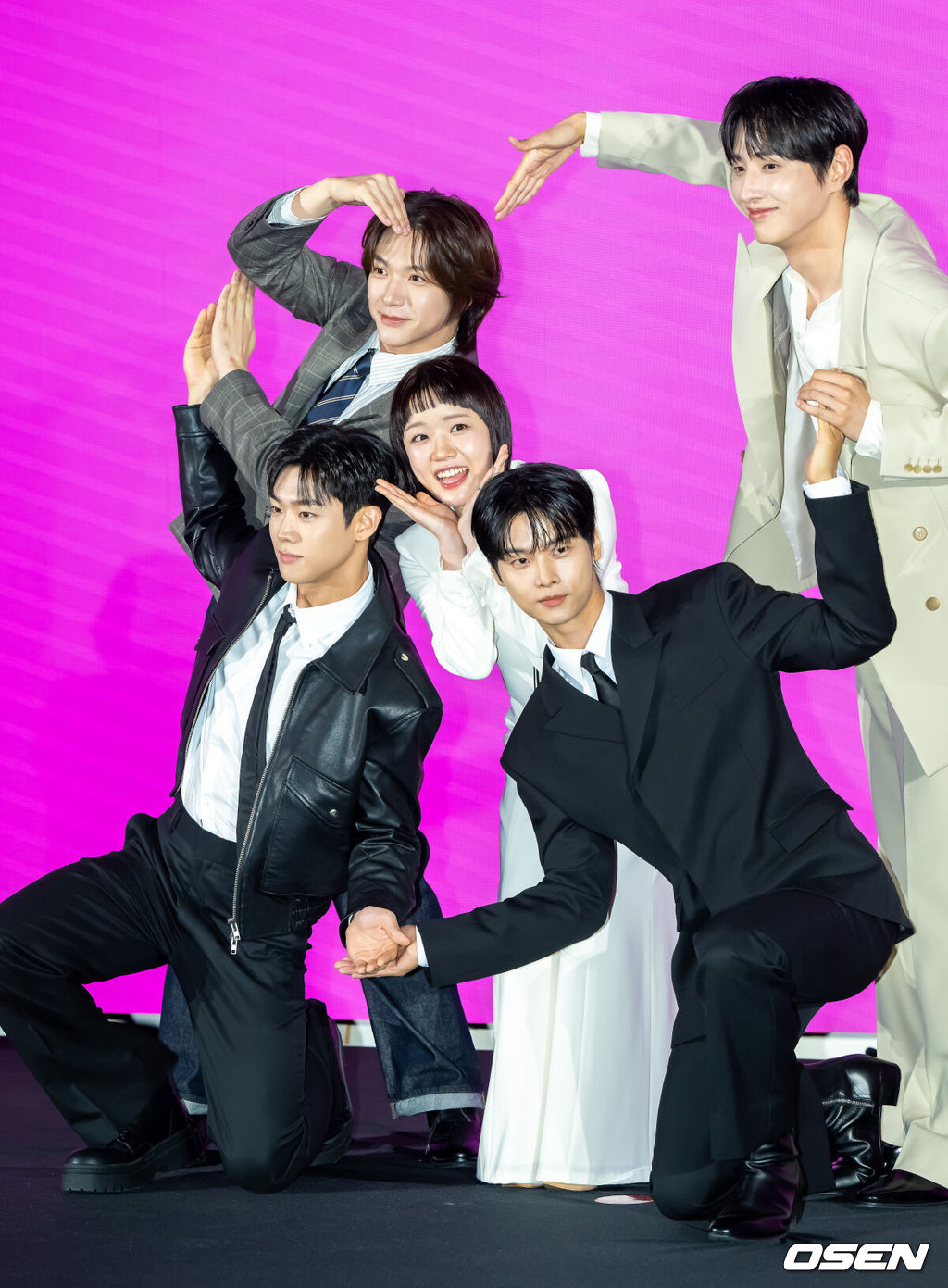 14일 오후 서울 구로구 더 세인트에서 쿠팡플레이 '로맨스의 절댓값' 제작발표회가 열렸다.'로맨스의 절대값'은 꽃미남 선생님들을 주인공으로 로맨스 소설을 쓰던 여고생이 현실에서 그들과 예상치 못한 순간들을 마주하며 파란만장한 학교생활의 주인공이 되는 하이틴 로맨스다.  이날 행사에는 이태곤 감독, 배우 김향기, 차학연, 김재현, 손정혁, 김동규가 참석했다.  배우 김향기와 차학연, 김재현, 손정혁, 김동규가 포즈를 취하고 있다.   2026.04.14 /soul1014@osen.co.kr