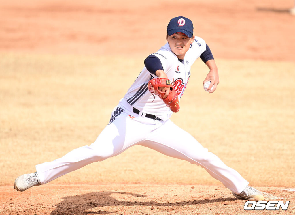 12일 경기도 이천 두산베어스파크에서 ‘2026 신한 SOL KBO리그’ 시범경기 두산 베어스와 키움 히어로즈의 경기가 열렸다.시범경기는 오늘(12일)부터 오는 24일까지 진행되며, 각 팀이 12경기씩 치러 총 60경기가 펼쳐질 예정이다.4회초 1사 주자없는 상황 마운드에 오른 두산 투수 이교훈이 힘차게 공을 뿌리고 있다. 2026.03.12 / dreamer@osen.co.kr