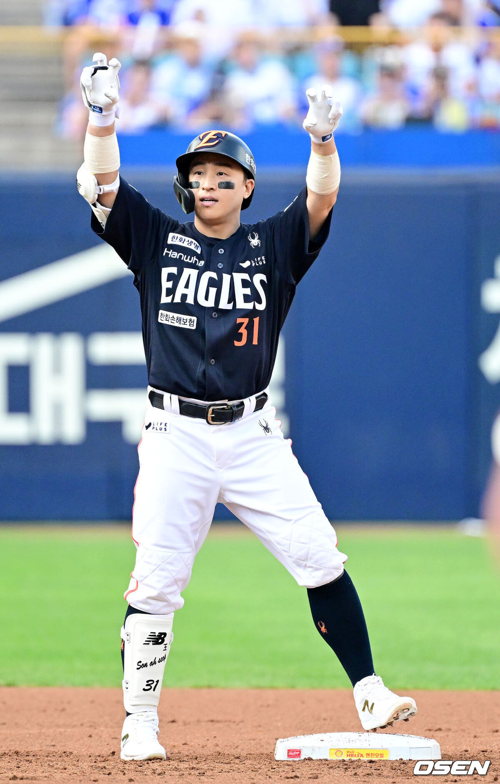 6일 대구삼성라이온즈파크에서 ‘2025 신한 SOL Bank KBO리그’ 삼성 라이온즈와 한화 이글스의 경기가 열렸다.홈팀 삼성은 이승현, 방문팀 한화는 문동주를 선발로 내세웠다.2회초 무사 만루 상황 한화 손아섭이 달아나는 2타점 2루타를 날리고 2루에 안착해 기뻐하고 있다. 2025.09.06 / dreamer@osen.co.kr