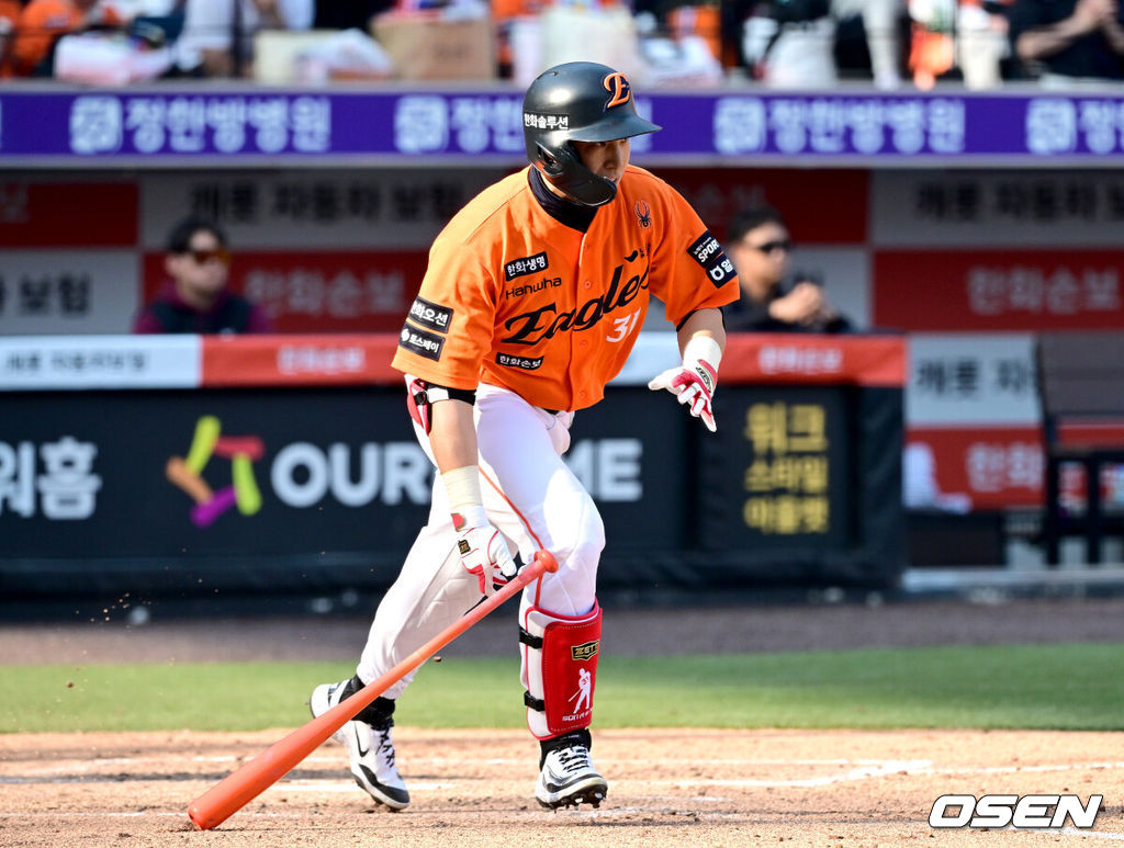 28일 대전 한화생명볼파크에서 ‘2026 신한 SOL KBO리그’ 개막전 한화 이글스와 키움 히어로즈의 맞대결이 열렸다.홈팀 한화는 윌켈 에르난데스, 방문팀 키움은 라울 알칸타라를 선발로 내세웠다. 7회말 무사 선두타자로 나선 한화 손아섭이 내야 땅볼을 치고 있다. 2025.03.28 / dreamer@osen.co.kr