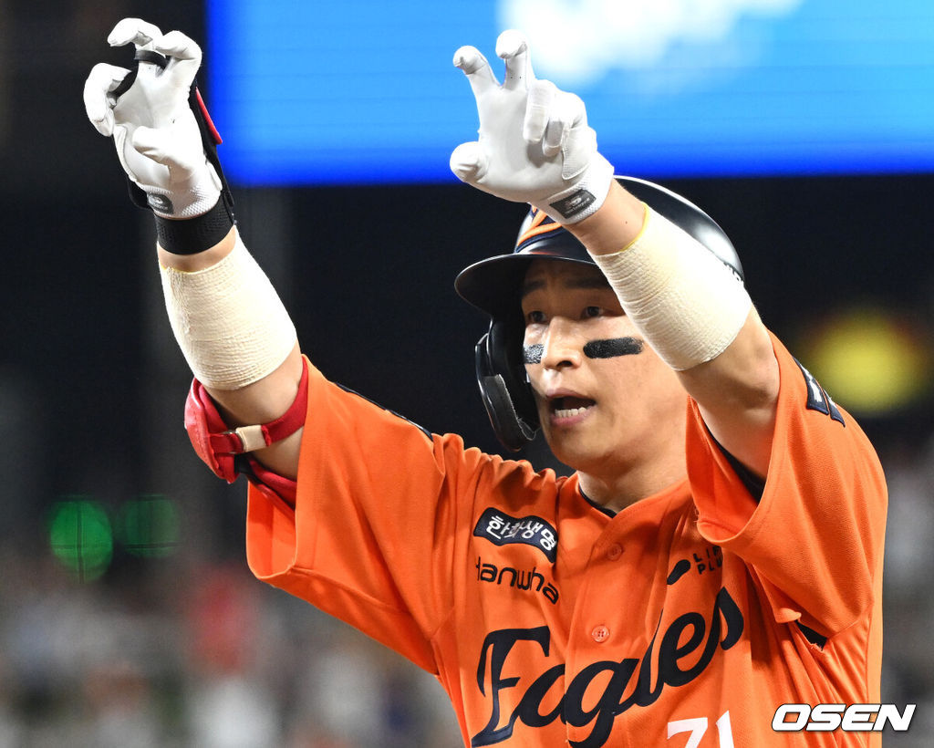 24일 오후 대전 한화생명볼파크에서 2025 신한 SOL Bank KBO리그 한화 이글스와 SSG 랜더스의 경기가 열렸다.한화는 와이스, SSG은 송영진을 선발로 내세웠다.5회말 1사 2루에서 한화 손아섭이 좌전 적시타를 치고 환호하고 있다. 2025.08.24 /sunday@osen.co.kr