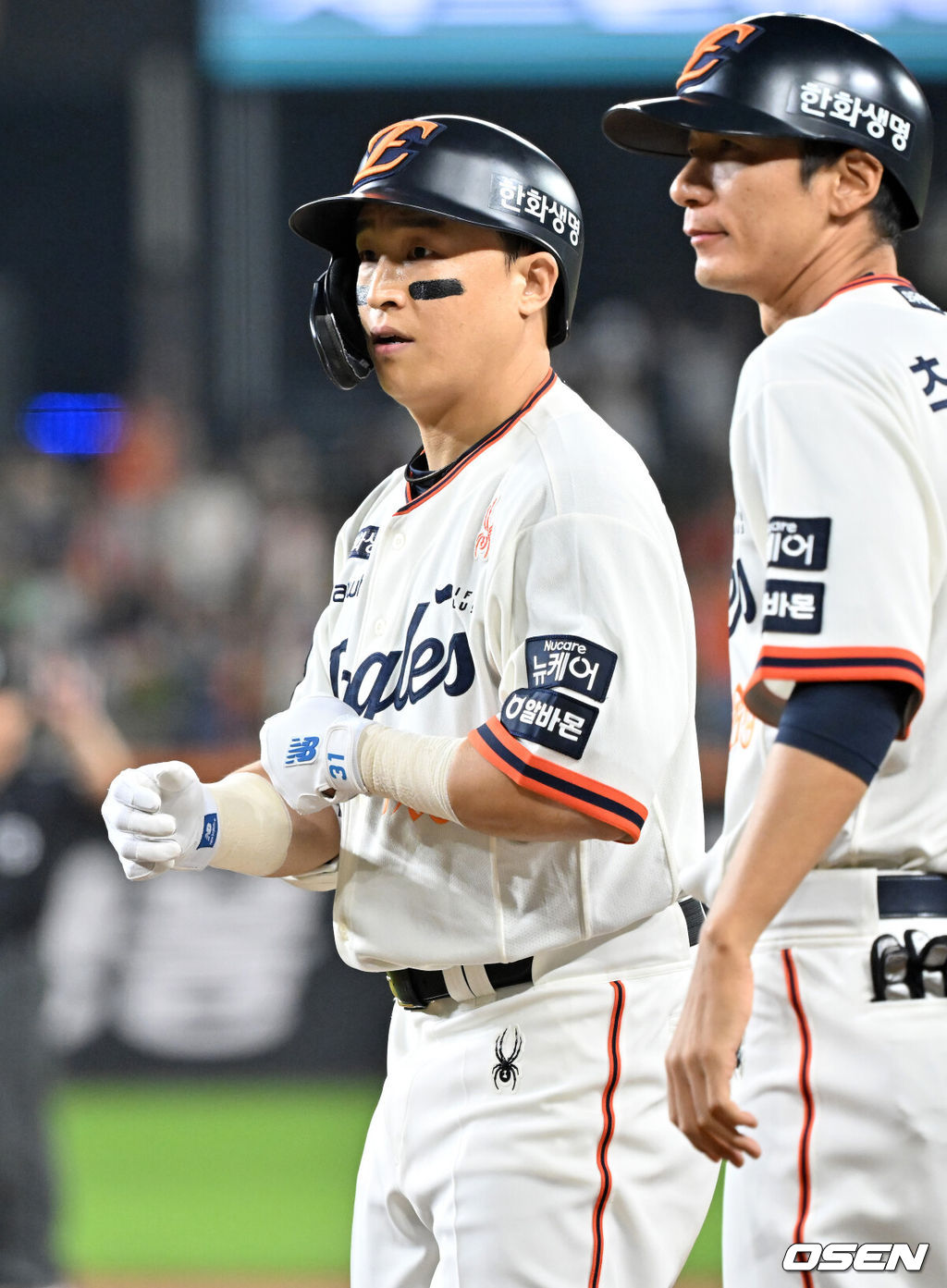 26일 오후 대전 한화생명볼파크에서 2025 신한 SOL Bank KBO리그 한화 이글스와 LG 트윈스의 경기가 열렸다.한화는 류현진, LG는 치리노스를 선발 투수로 내세웠다.7회말 1사 주자 1루 한화 손아섭이 우익수 오른쪽 안타를 때린 후 1루에서 기뻐하고 있다. KBO리그 6번째로 3700루타에 성공하고 있다. 2025.09.26 /rumi@osen.co.kr