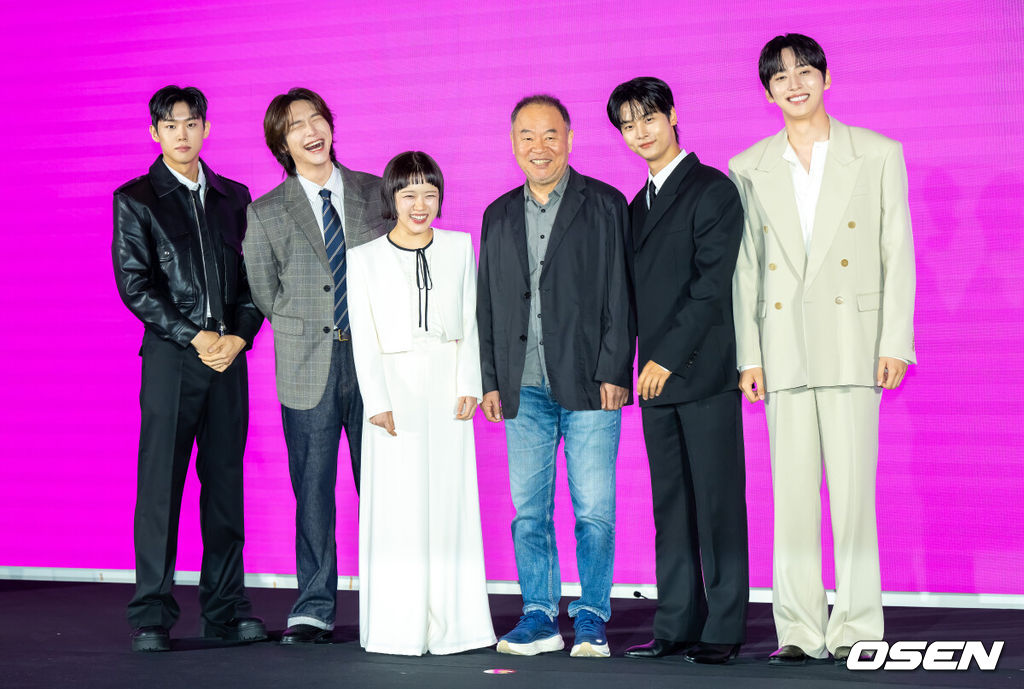 14일 오후 서울 구로구 더 세인트에서 쿠팡플레이 '로맨스의 절댓값' 제작발표회가 열렸다.'로맨스의 절대값'은 꽃미남 선생님들을 주인공으로 로맨스 소설을 쓰던 여고생이 현실에서 그들과 예상치 못한 순간들을 마주하며 파란만장한 학교생활의 주인공이 되는 하이틴 로맨스다.  이날 행사에는 이태곤 감독, 배우 김향기, 차학연, 김재현, 손정혁, 김동규가 참석했다.  배우 김향기와 차학연, 김재현, 손정혁, 김동규, 이태곤 감독이 포즈를 취하고 있다.   2026.04.14 /soul1014@osen.co.kr