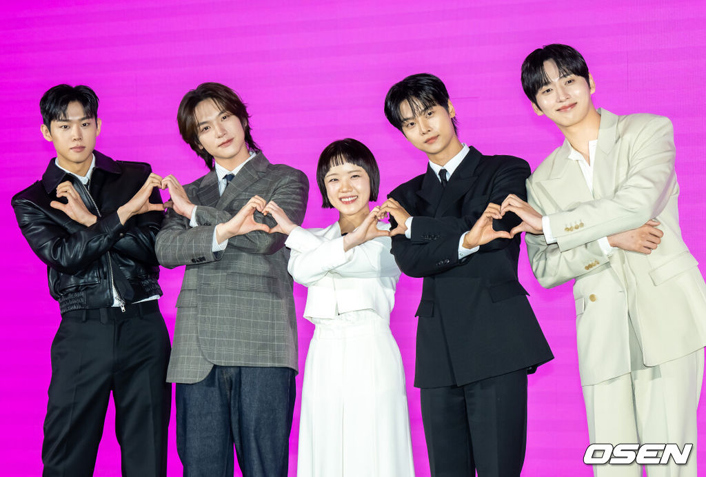 14일 오후 서울 구로구 더 세인트에서 쿠팡플레이 '로맨스의 절댓값' 제작발표회가 열렸다.'로맨스의 절대값'은 꽃미남 선생님들을 주인공으로 로맨스 소설을 쓰던 여고생이 현실에서 그들과 예상치 못한 순간들을 마주하며 파란만장한 학교생활의 주인공이 되는 하이틴 로맨스다.  이날 행사에는 이태곤 감독, 배우 김향기, 차학연, 김재현, 손정혁, 김동규가 참석했다.  배우 김향기와 차학연, 김재현, 손정혁, 김동규가 포즈를 취하고 있다.   2026.04.14 /soul1014@osen.co.kr