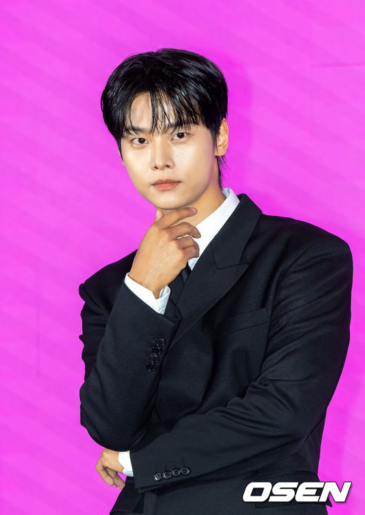 [OSEN=박준형 기자] 14일 오후 서울 구로구 더 세인트에서 쿠팡플레이 '로맨스의 절댓값' 제작발표회가 열렸다.'로맨스의 절대값'은 꽃미남 선생님들을 주인공으로 로맨스 소설을 쓰던 여고생이 현실에서 그들과 예상치 못한 순간들을 마주하며 파란만장한 학교생활의 주인공이 되는 하이틴 로맨스다.  이날 행사에는 이태곤 감독, 배우 김향기, 차학연, 김재현, 손정혁, 김동규가 참석했다. 배우 차학연이 포즈를 취하고 있다.   2026.04.14 /soul1014@osen.co.kr