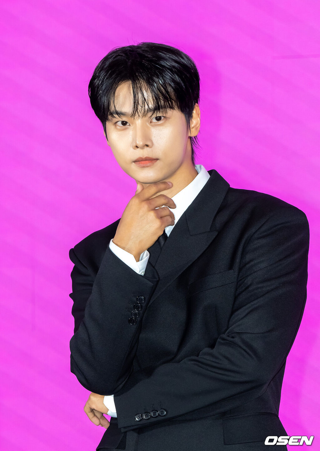 14일 오후 서울 구로구 더 세인트에서 쿠팡플레이 '로맨스의 절댓값' 제작발표회가 열렸다.'로맨스의 절대값'은 꽃미남 선생님들을 주인공으로 로맨스 소설을 쓰던 여고생이 현실에서 그들과 예상치 못한 순간들을 마주하며 파란만장한 학교생활의 주인공이 되는 하이틴 로맨스다.  이날 행사에는 이태곤 감독, 배우 김향기, 차학연, 김재현, 손정혁, 김동규가 참석했다. 배우 차학연이 포즈를 취하고 있다.   2026.04.14 /soul1014@osen.co.kr