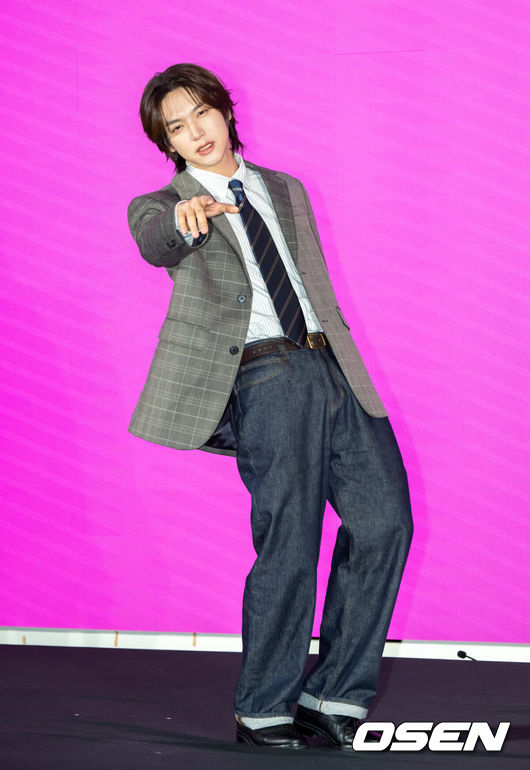 [OSEN=박준형 기자] 14일 오후 서울 구로구 더 세인트에서 쿠팡플레이 '로맨스의 절댓값' 제작발표회가 열렸다.'로맨스의 절대값'은 꽃미남 선생님들을 주인공으로 로맨스 소설을 쓰던 여고생이 현실에서 그들과 예상치 못한 순간들을 마주하며 파란만장한 학교생활의 주인공이 되는 하이틴 로맨스다.  이날 행사에는 이태곤 감독, 배우 김향기, 차학연, 김재현, 손정혁, 김동규가 참석했다. 배우 겸 가수 김재현이 포즈를 취하고 있다.   2026.04.14 /soul1014@osen.co.kr