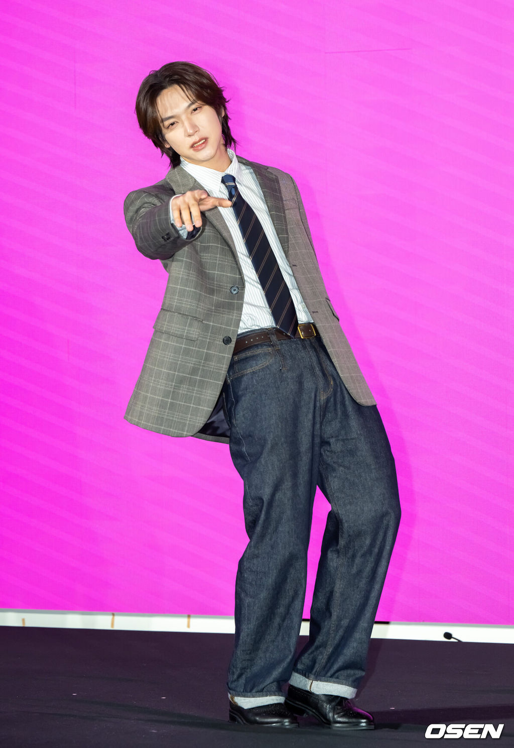 14일 오후 서울 구로구 더 세인트에서 쿠팡플레이 '로맨스의 절댓값' 제작발표회가 열렸다.'로맨스의 절대값'은 꽃미남 선생님들을 주인공으로 로맨스 소설을 쓰던 여고생이 현실에서 그들과 예상치 못한 순간들을 마주하며 파란만장한 학교생활의 주인공이 되는 하이틴 로맨스다.  이날 행사에는 이태곤 감독, 배우 김향기, 차학연, 김재현, 손정혁, 김동규가 참석했다. 배우 겸 가수 김재현이 포즈를 취하고 있다.   2026.04.14 /soul1014@osen.co.kr