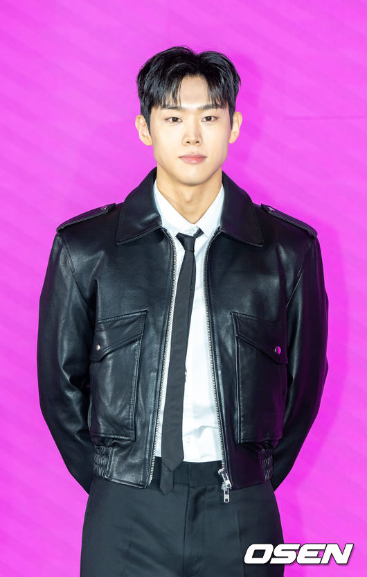 [OSEN=박준형 기자] 14일 오후 서울 구로구 더 세인트에서 쿠팡플레이 '로맨스의 절댓값' 제작발표회가 열렸다.'로맨스의 절대값'은 꽃미남 선생님들을 주인공으로 로맨스 소설을 쓰던 여고생이 현실에서 그들과 예상치 못한 순간들을 마주하며 파란만장한 학교생활의 주인공이 되는 하이틴 로맨스다.  이날 행사에는 이태곤 감독, 배우 김향기, 차학연, 김재현, 손정혁, 김동규가 참석했다. 배우 손정혁이 포즈를 취하고 있다.   2026.04.14 /soul1014@osen.co.kr