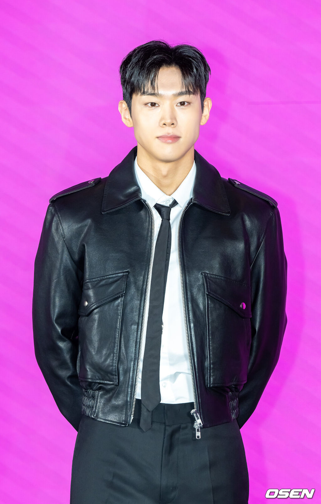 14일 오후 서울 구로구 더 세인트에서 쿠팡플레이 '로맨스의 절댓값' 제작발표회가 열렸다.'로맨스의 절대값'은 꽃미남 선생님들을 주인공으로 로맨스 소설을 쓰던 여고생이 현실에서 그들과 예상치 못한 순간들을 마주하며 파란만장한 학교생활의 주인공이 되는 하이틴 로맨스다.  이날 행사에는 이태곤 감독, 배우 김향기, 차학연, 김재현, 손정혁, 김동규가 참석했다. 배우 손정혁이 포즈를 취하고 있다.   2026.04.14 /soul1014@osen.co.kr