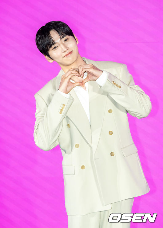 [OSEN=박준형 기자] 14일 오후 서울 구로구 더 세인트에서 쿠팡플레이 '로맨스의 절댓값' 제작발표회가 열렸다.'로맨스의 절대값'은 꽃미남 선생님들을 주인공으로 로맨스 소설을 쓰던 여고생이 현실에서 그들과 예상치 못한 순간들을 마주하며 파란만장한 학교생활의 주인공이 되는 하이틴 로맨스다.  이날 행사에는 이태곤 감독, 배우 김향기, 차학연, 김재현, 손정혁, 김동규가 참석했다. 배우 김동규가 포즈를 취하고 있다.   2026.04.14 /soul1014@osen.co.kr