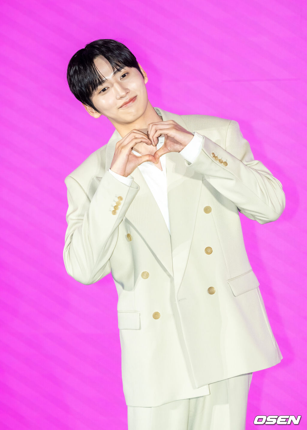 14일 오후 서울 구로구 더 세인트에서 쿠팡플레이 '로맨스의 절댓값' 제작발표회가 열렸다.'로맨스의 절대값'은 꽃미남 선생님들을 주인공으로 로맨스 소설을 쓰던 여고생이 현실에서 그들과 예상치 못한 순간들을 마주하며 파란만장한 학교생활의 주인공이 되는 하이틴 로맨스다.  이날 행사에는 이태곤 감독, 배우 김향기, 차학연, 김재현, 손정혁, 김동규가 참석했다. 배우 김동규가 포즈를 취하고 있다.   2026.04.14 /soul1014@osen.co.kr