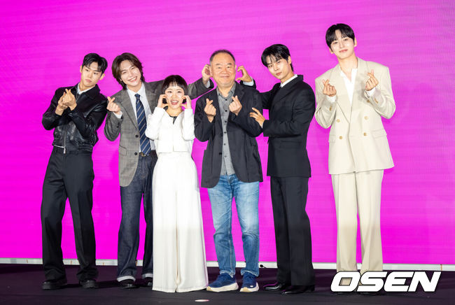 [OSEN=박준형 기자] 14일 오후 서울 구로구 더 세인트에서 쿠팡플레이 '로맨스의 절댓값' 제작발표회가 열렸다.'로맨스의 절대값'은 꽃미남 선생님들을 주인공으로 로맨스 소설을 쓰던 여고생이 현실에서 그들과 예상치 못한 순간들을 마주하며 파란만장한 학교생활의 주인공이 되는 하이틴 로맨스다.  이날 행사에는 이태곤 감독, 배우 김향기, 차학연, 김재현, 손정혁, 김동규가 참석했다. 배우 손정혁과 김재현, 김향기, 이태곤 감독, 차학연, 김동규가 포즈를 취하고 있다.   2026.04.14 /soul1014@osen.co.kr