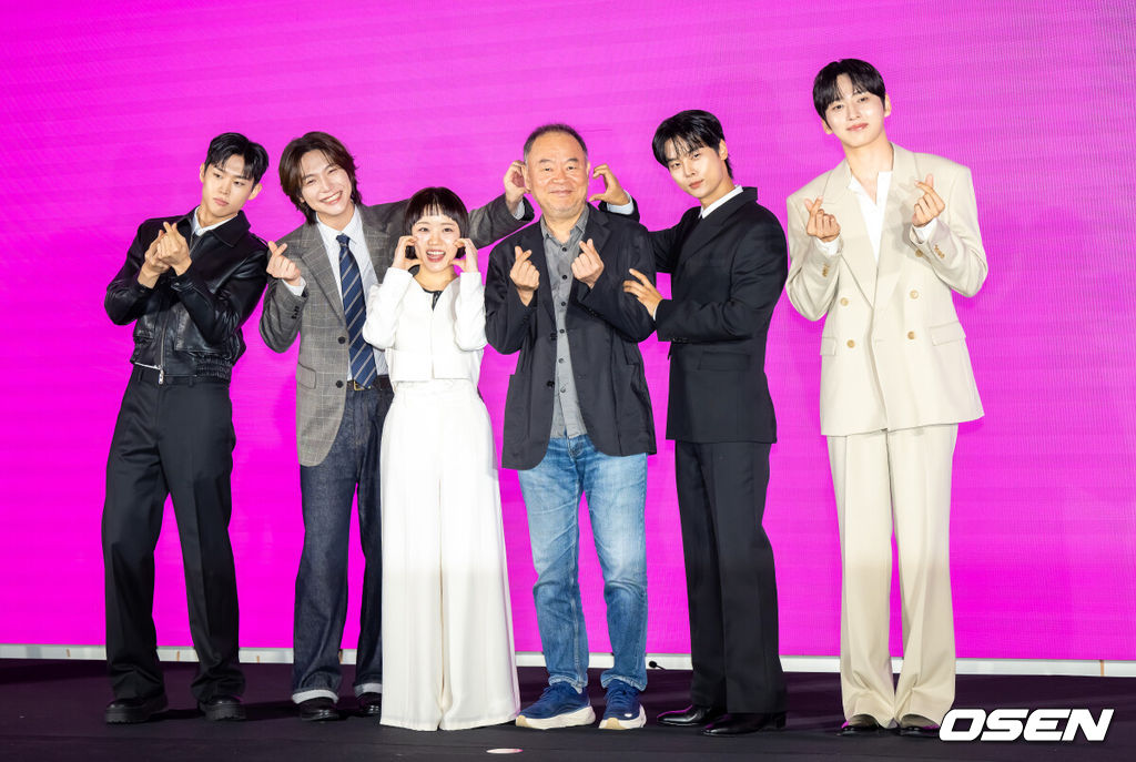 14일 오후 서울 구로구 더 세인트에서 쿠팡플레이 '로맨스의 절댓값' 제작발표회가 열렸다.'로맨스의 절대값'은 꽃미남 선생님들을 주인공으로 로맨스 소설을 쓰던 여고생이 현실에서 그들과 예상치 못한 순간들을 마주하며 파란만장한 학교생활의 주인공이 되는 하이틴 로맨스다.  이날 행사에는 이태곤 감독, 배우 김향기, 차학연, 김재현, 손정혁, 김동규가 참석했다. 배우 손정혁과 김재현, 김향기, 이태곤 감독, 차학연, 김동규가 포즈를 취하고 있다.   2026.04.14 /soul1014@osen.co.kr