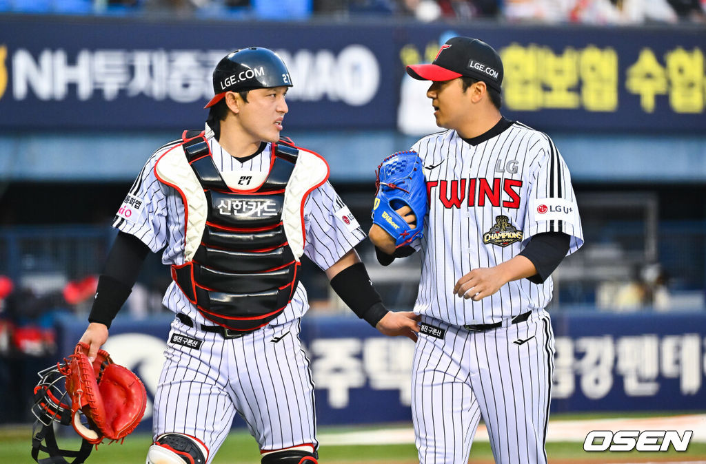 1일 서울 잠실야구장에서 2026 신한 SOL KBO리그 LG 트윈스와 KIA 타이거즈의 경기가 열렸다. 이날 LG는 송승기를, KIA는 양현종을 선발로 내세웠다.1회말 이닝종료후 LG 송승기 투수와 박동원 포수가 이야기 나누며 더그아웃으로 들어가고 있다.  2026.04.01 / soul1014@osen.co.kr