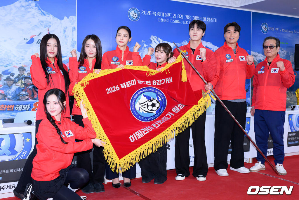 5일 오후 서울 영등포구 비전Q 프로덕션에서 2026 북중미 월드컵 8강 기원 히말라야 원정대 발대식이 열렸다.이준훈 단장이 기획한 이번 원정대는 산악인 엄홍길 대장, 개그맨 김병만, 전 국가대표 축구선수 이동국, 배우 예지원, 정유미, 이태환, 가수 유빈, 방송인 안현모, 박해린 등 연예인 및 체육인으로 구성되었다.박해린, 유빈, 정유미, 안현모, 예지원, 이태환, 이동국, 이준훈이 포토타임을 가지고 있다. 2026.03.05 /sunday@osen.co.kr