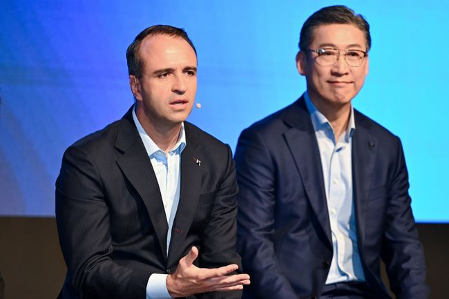 질의 응답 시간을 갖고 있는 니콜라 파리 사장과 최성규 연구개발 고문.