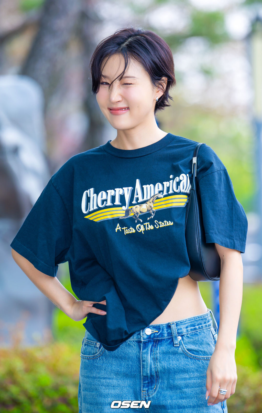 14일 오후 서울 마포구 상암 MBC에서 FM4U '정오의 희망곡 김신영입니다' 생방송이 진행됐다.이날 생방송에 참석한 가수 화사가 출근길 포토타임을 가졌다.가수 화사가 출근길에서 포즈를 취하고 있다. 2026.04.14 / rumi@osen.co.kr