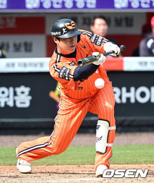 [OSEN=대전, 최규한 기자] 11일 대전 한화생명볼파크에서 ‘2026 신한 SOL KBO리그’ 한화 이글스와 KIA 타이거즈의 경기가 열렸다.홈팀 한화는 왕옌청, 방문팀 KIA는 이의리를 선발로 내세웠다. 4회말 무사 1, 2루 상황 한화 노시환이 희생번트를 대고 있다. 2026.04.11 / dreamer@osen.co.kr