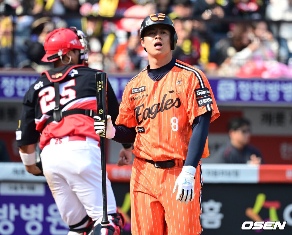 11일 대전 한화생명볼파크에서 ‘2026 신한 SOL KBO리그’ 한화 이글스와 KIA 타이거즈의 경기가 열렸다.홈팀 한화는 왕옌청, 방문팀 KIA는 이의리를 선발로 내세웠다. 6회말 1사 주자없는 상황 한화 노시환이 삼진으로 물러나며 아쉬워하고 있다. 2026.04.11 / dreamer@osen.co.kr