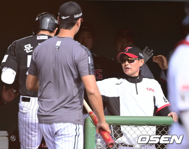 [OSEN=오키나와(일본), 최규한 기자] 1일 일본 오키나와 구시가와 야구장에서 프로야구 KT 위즈와 LG 트윈스의 연습경기가 열렸다.이날 경기에서 KT는 오원석, LG는 요니 치리노스를 선발로 내세웠다.8회초 무사 선두타자로 나선 LG 문정빈이 추격의 중월 솔로포를 날리고 염경엽 감독과 인사를 나누고 있다. 2026.03.01 / dreamer@osen.co.kr