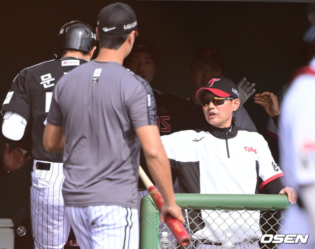 1일 일본 오키나와 구시가와 야구장에서 프로야구 KT 위즈와 LG 트윈스의 연습경기가 열렸다.이날 경기에서 KT는 오원석, LG는 요니 치리노스를 선발로 내세웠다.8회초 무사 선두타자로 나선 LG 문정빈이 추격의 중월 솔로포를 날리고 염경엽 감독과 인사를 나누고 있다. 2026.03.01 / dreamer@osen.co.kr