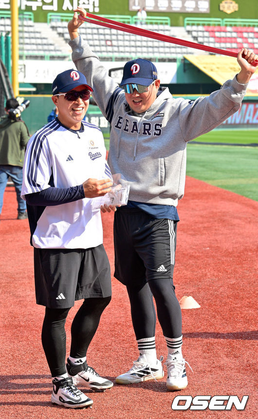 [OSEN=인천, 민경훈 기자] 14일 오후 인천 SSG랜더스필드에서 ‘2026 신한 SOL Bank KBO리그'&nbsp;SSG 랜더스와 두산 베어스의 경기가 진행될 예정인 가운데 경기 전 그라운드 훈련이 진행됐다.이날 SSG는 타케다를, 두산은 최민석을 선발투수로 내세운다.한편 두산으로 트레이드 된 손아섭이 양의지와 함께 환하게 웃으며 훈련을 하고 있다. 2026.04.14 / rumi@osen.co.kr