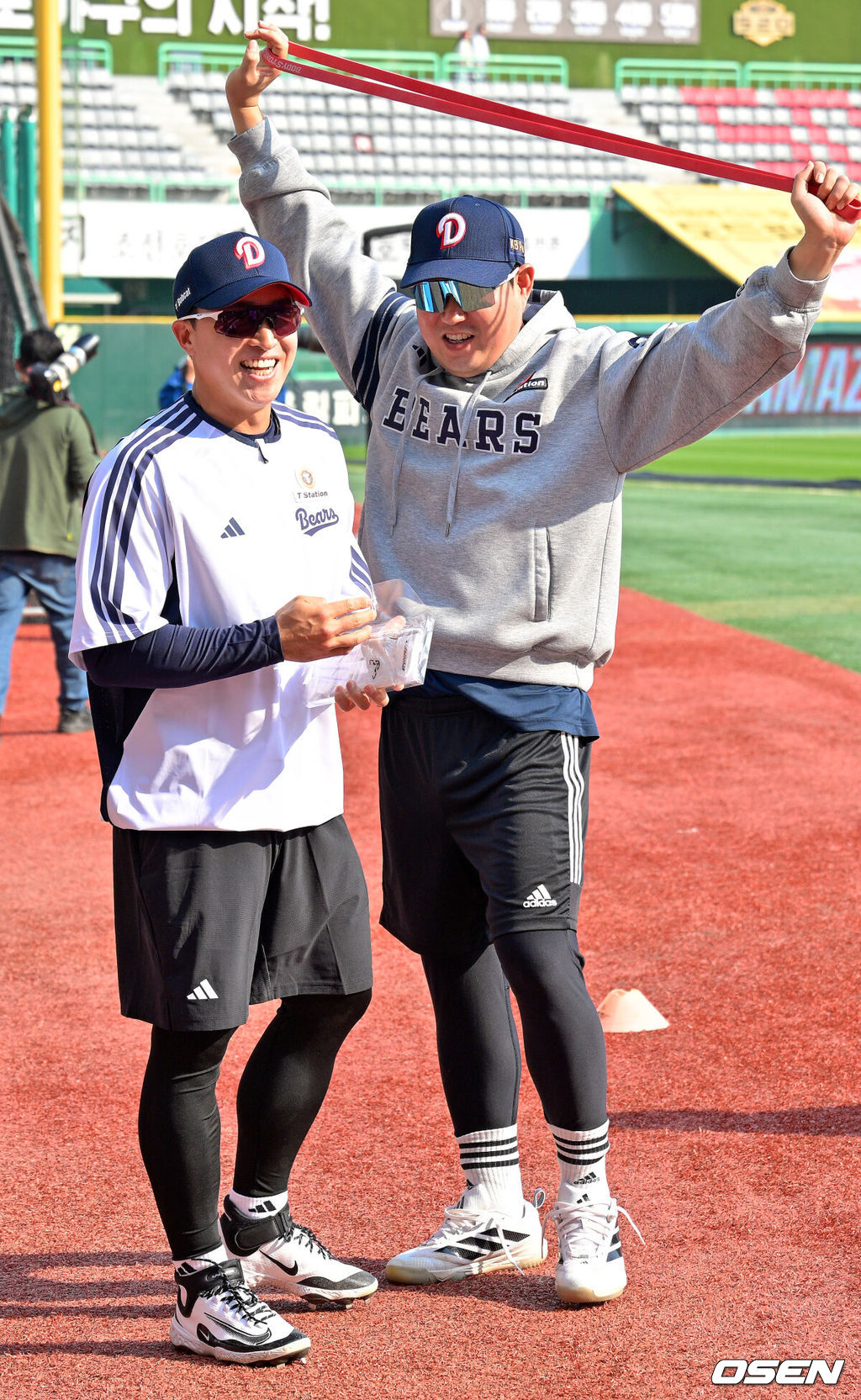 14일 오후 인천 SSG랜더스필드에서 ‘2026 신한 SOL Bank KBO리그' SSG 랜더스와 두산 베어스의 경기가 진행될 예정인 가운데 경기 전 그라운드 훈련이 진행됐다.이날 SSG는 타케다를, 두산은 최민석을 선발투수로 내세운다.한편 두산으로 트레이드 된 손아섭이 양의지와 함께 환하게 웃으며 훈련을 하고 있다. 2026.04.14 / rumi@osen.co.kr