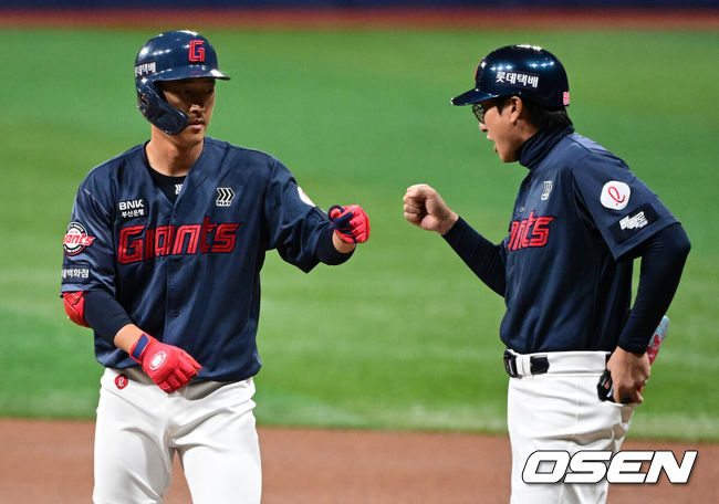 [OSEN=고척, 지형준 기자] 10일 서울 고척스카이돔에서 ‘2026 신한은행 SOL Bank KBO리그’ 키움 히어로즈와 롯데 자이언츠의 경기가 열렸다.이날 키움은 라울 알칸타라, 롯데는 엘빈 로드리게스를 선발투수로 내세웠다.&nbsp;1회초 1사 3루에서 롯데 노진혁이 선제 1타점 적시타를 날리며 이헌곤 코치와 기뻐하고 있다. 2026.04.10&nbsp;/ jpnews@osen.co.kr